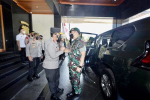 Kapolda Jatim Sambut Hangat Kunjungan Kehormatan  Pangdivif II Kostrad