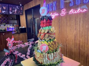 Sambut HUT ke-77 RI, Luminor Hotel Jemursari Sajikan Menu Tumpeng Jajanan Nusantara Setinggi 77 cm