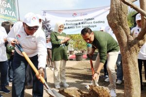 Peringati 2 Dekade Gerakan APUPPT, Bank Jatim Tanam Pohon Bareng Pemkot Surabaya