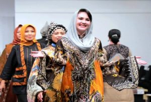 Arumi Bachsin Peragakan Busana Batik Sutra Kombinasi di Jogja Batik Festival 2022