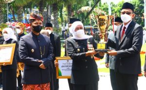 Usai Upacara HUT ke-77 Pemprov Jatim, Bank Jatim Terima Piala Bergilir Gubernur