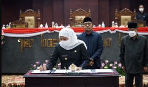 Gubernur Khofifah dan DPRD Jatim Sahkan Empat Perda Baru