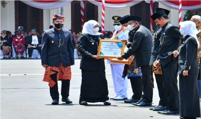 Proses Sertifikasi Tanah Ribuan Pelaku UMKM, Bupati Sumenep Raih Penghargaan Gubernur Jatim