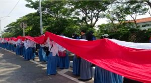 Jatim Pecahkan Rekor Muri, Bentangkan Bendera Terpanjang di Dunia