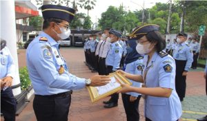 Kemenkumham Jatim Beri Penghargaan 12 Pegawai Berprestasi