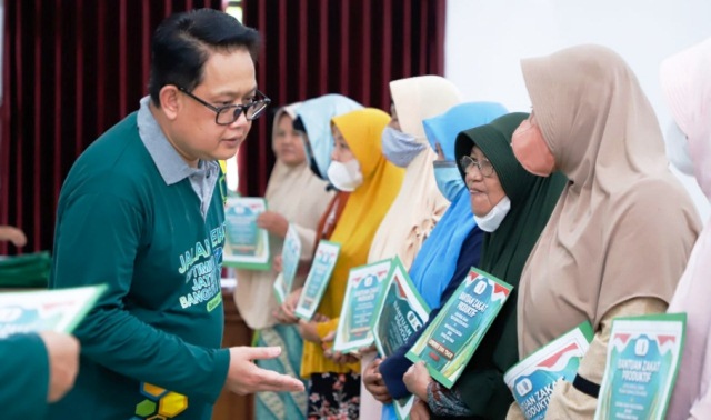 Sekdaprov Jatim Serahkan Bantuan Zakat Produktif