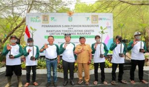 Wagub Emil Serahkan 5.000 Bibit Mangrove di Pantai Cemara Muncar