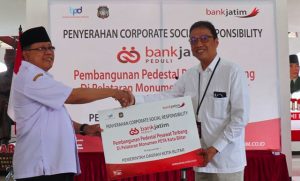 Bank Jatim Serahkan CSR ke Pemkot Blitar dan Pemkab Nganjuk