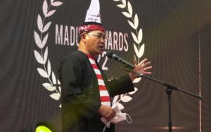 Gubernur Khofifah Terima Penghargaan Madura Award 2022