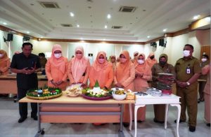 Peringati HUT ke – 23, DWP Diskominfo Jatim Gelar Potong Tumpeng