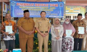 Jamin Kepemilikan Tanah, Lamongan Bagikan 100 Sertifikat