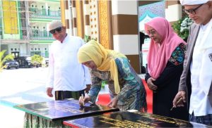 Khofifah Resmikan Masjid Kanzul Arsy dan Launching IAI Al Fatimah