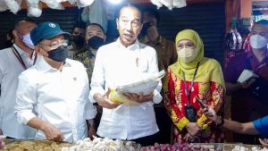 Gubernur Khofifah Dampingi Presiden Jokowi ke Pasar Wonokromo