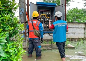 PLN Amankan Pasokan Listrik Terdampak Banjir di Gresik