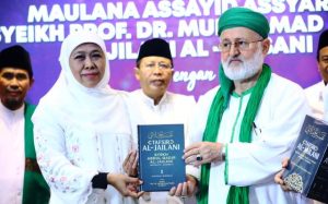 Gubernur Khofifah Dihadiahi 6 Jilid Kitab Tafsir dari Ulama Besar Syeikh Fadhil