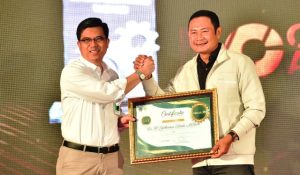 Bupati Lamongan Terima Penghargaan BC Gresik Award