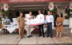 Dukung Percepatan Digitalisasi, Bank Jatim Serahkan Bantuan CSR 120 Unit PC ke Pemkot Surabaya