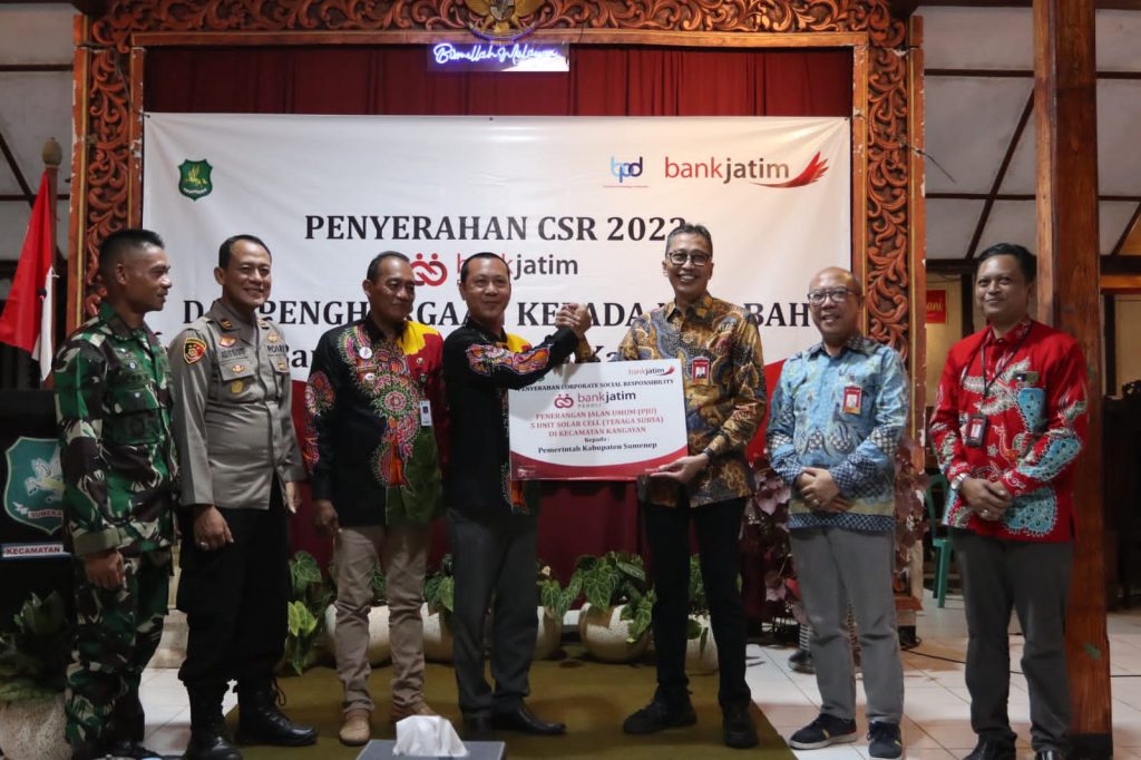 Bank Jatim Terangi Pulau Kangean Lewat CSR PJU Solar Cell