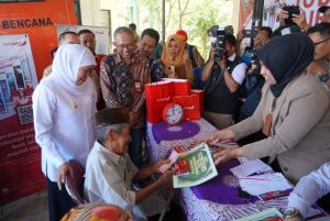 Gubernur Khofifah Bersama Bank Jatim Salurkan Bansos ke Bangkalan