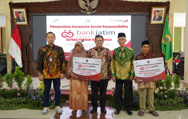 Tingkatkan Kesejahteraan Masyarakat, Bank Jatim Serahkan CSR Rehabilitasi RTLH Kepada Pemkab Bondowoso