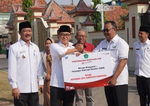 Bank Jatim Serahkan CSR Pembangunan Anjungan Dukcapil Mandiri dan Peralatan UMKM ke Pemkab Pamekasan