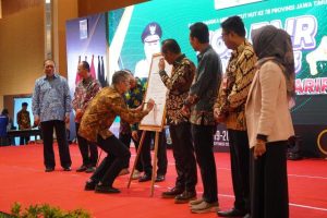 Dukung Gerakan Merdeka Berkarir, Bank Jatim Salurkan CSR ke Disnakertrans Jawa Timur