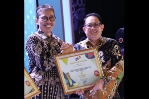 Dukung Pemulihan Dampak Pandemi, Bank Jatim Terima Penghargaan Jatim Bangkit Awards