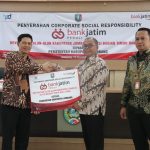 Bank Jatim Serahkan CSR Revitalisasi Alun-Alun Jombang