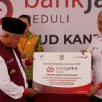 Peduli Dunia Kesehatan, Bank Jatim Serahkan CSR Sepeda Ambulans ke RSUD Kanjuruhan