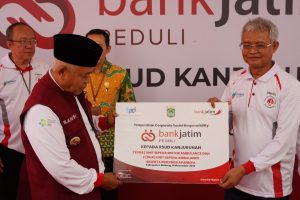 Peduli Dunia Kesehatan, Bank Jatim Serahkan CSR Sepeda Ambulans ke RSUD Kanjuruhan