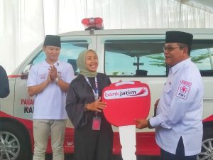 Wujud Sinergi dengan Pemkab Trenggalek, Bank Jatim Serahkan CSR Mobil Ambulans dan Launching KKPD