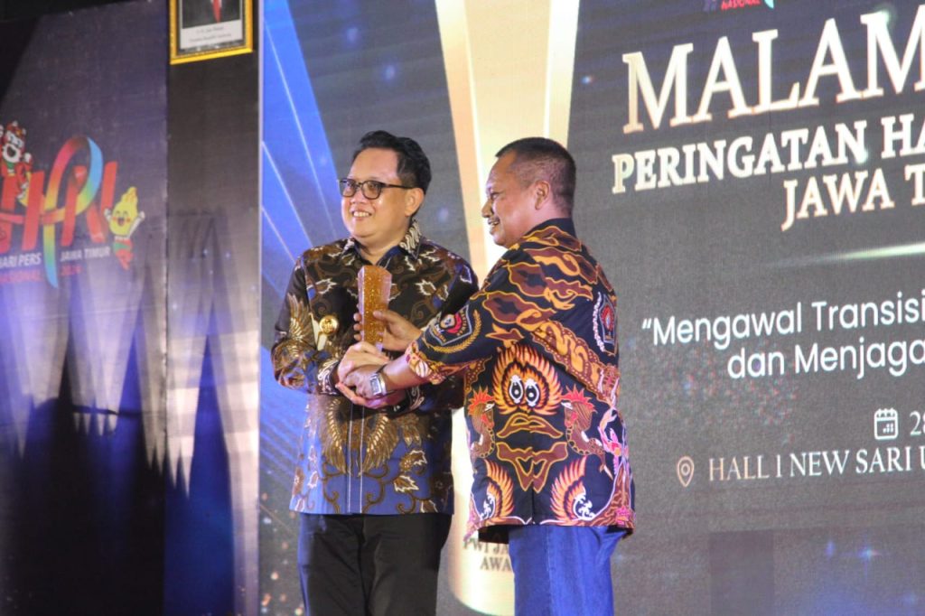 Sukses Jaga Stabilitas di Jatim, Adhy Karyono Terima PWI Jatim Award 2024