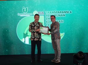 Dukung Penurunan Emisi Karbon, Bank Jatim Sabet Penghargaan dari Investortrust.id & BGK Foundation