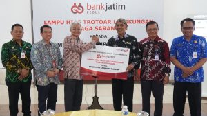 Tingkatkan Ekonomi dan Kualitas Pendidikan, Bank Jatim Serahkan Dua CSR Sekaligus