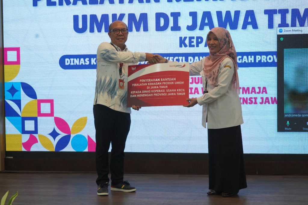 Tingkatkan Daya Saing UMKM, Bank Jatim Berikan Bantuan Peralatan Kemasan Produk