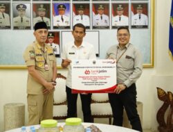 Bank Jatim Serahkan CSR Pengecatan Dinding GOR Sultan Abdul Kadirun Ke Pemkab Bangkalan