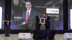 Jelang Akhir Tahun 2024, Dirut Bank Jatim Sabet Penghargaan dari Warta Ekonomi