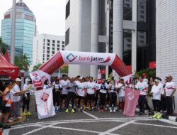 Jatimers Run To Care Kembali Digelar, Bank Jatim Serahkan Donasi Ke Yayasan Bina Karya Mandiri