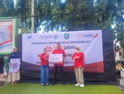 Dukung Pertumbuhan Ekonomi Situbondo, Bank Jatim Serahkan CSR 455 Unit Tenda Portabel untuk UMKM